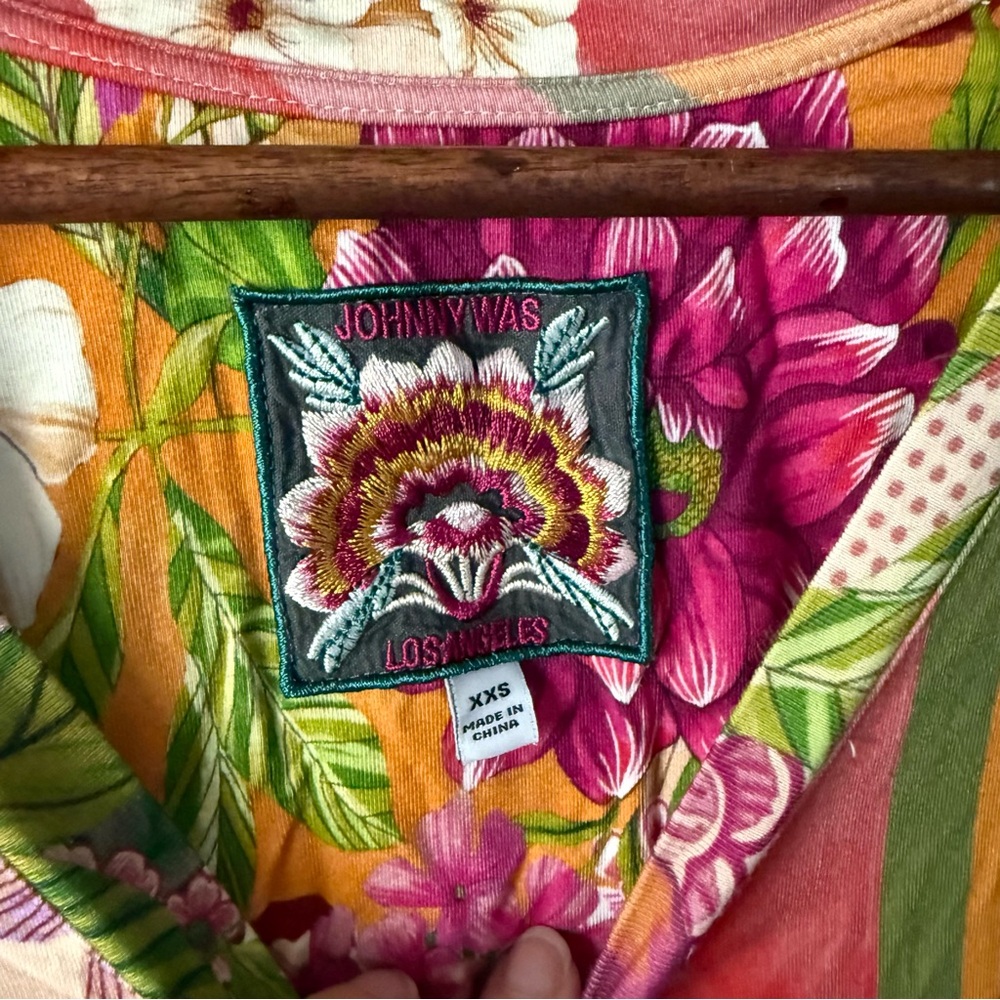 Johnny Was Floral Multicolor Patterned V-Neck Women's Short Sleeve Top - Picture 4 of 7